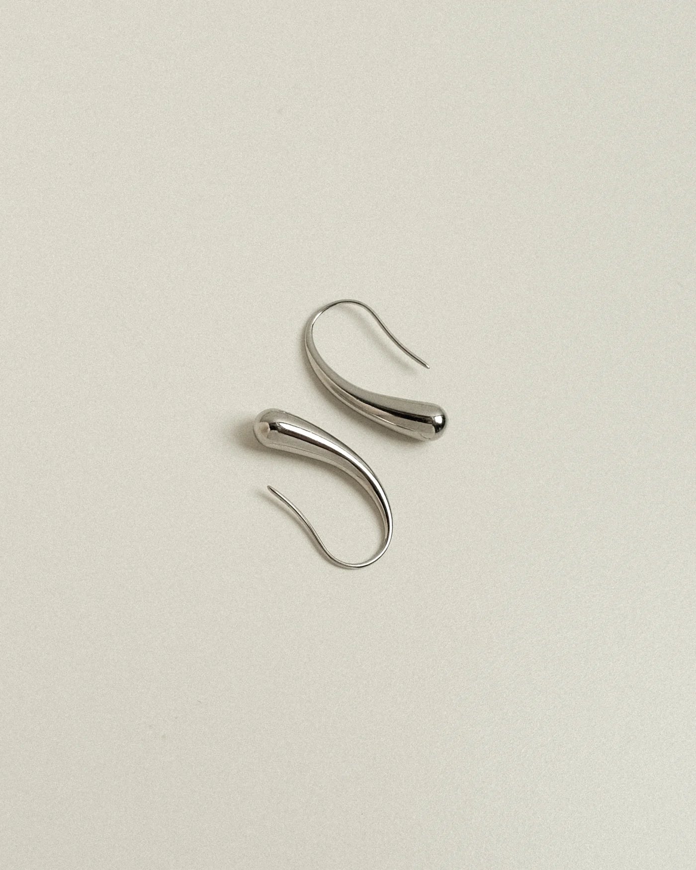 CORAIA銀色迷你垂墜耳環