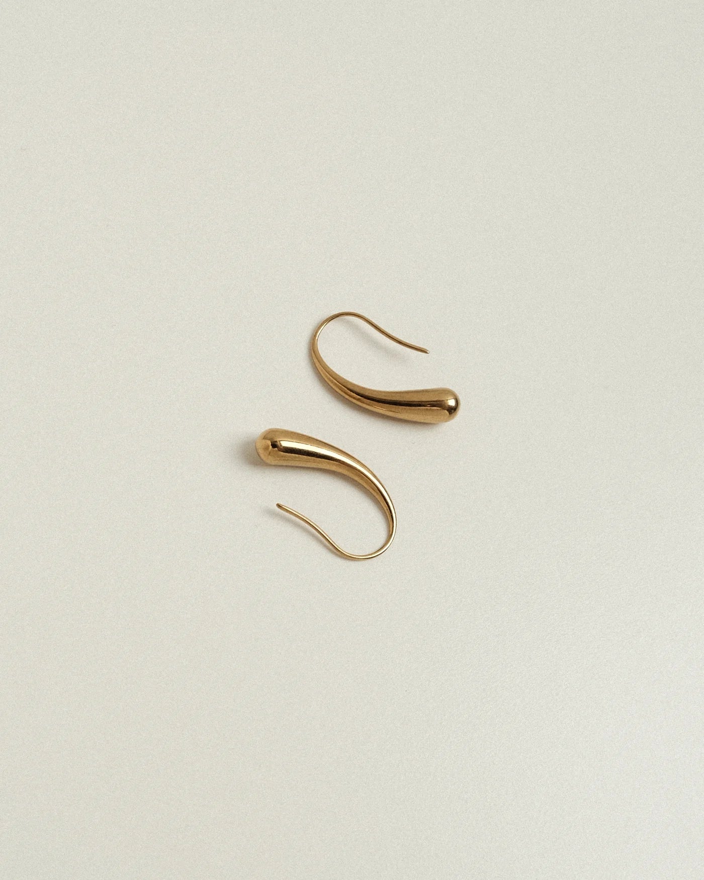 CORAIA金色迷你垂墜耳環