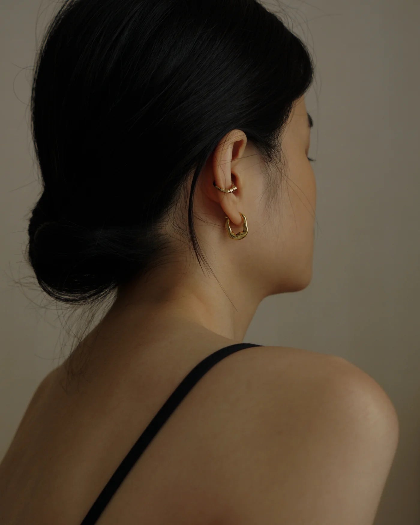 UNA銀色扁平不規則環形耳環