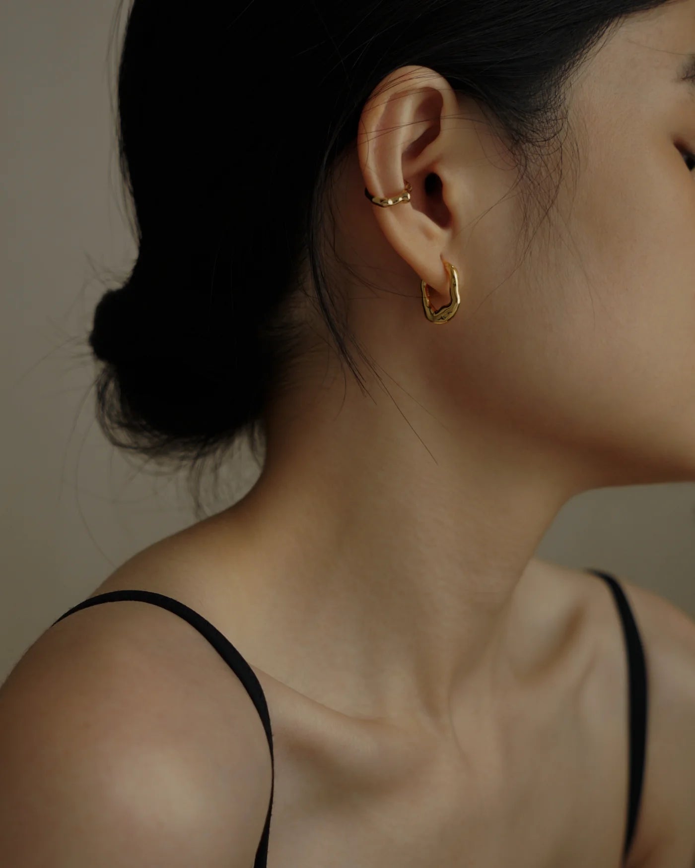 UNA銀色扁平不規則環形耳環