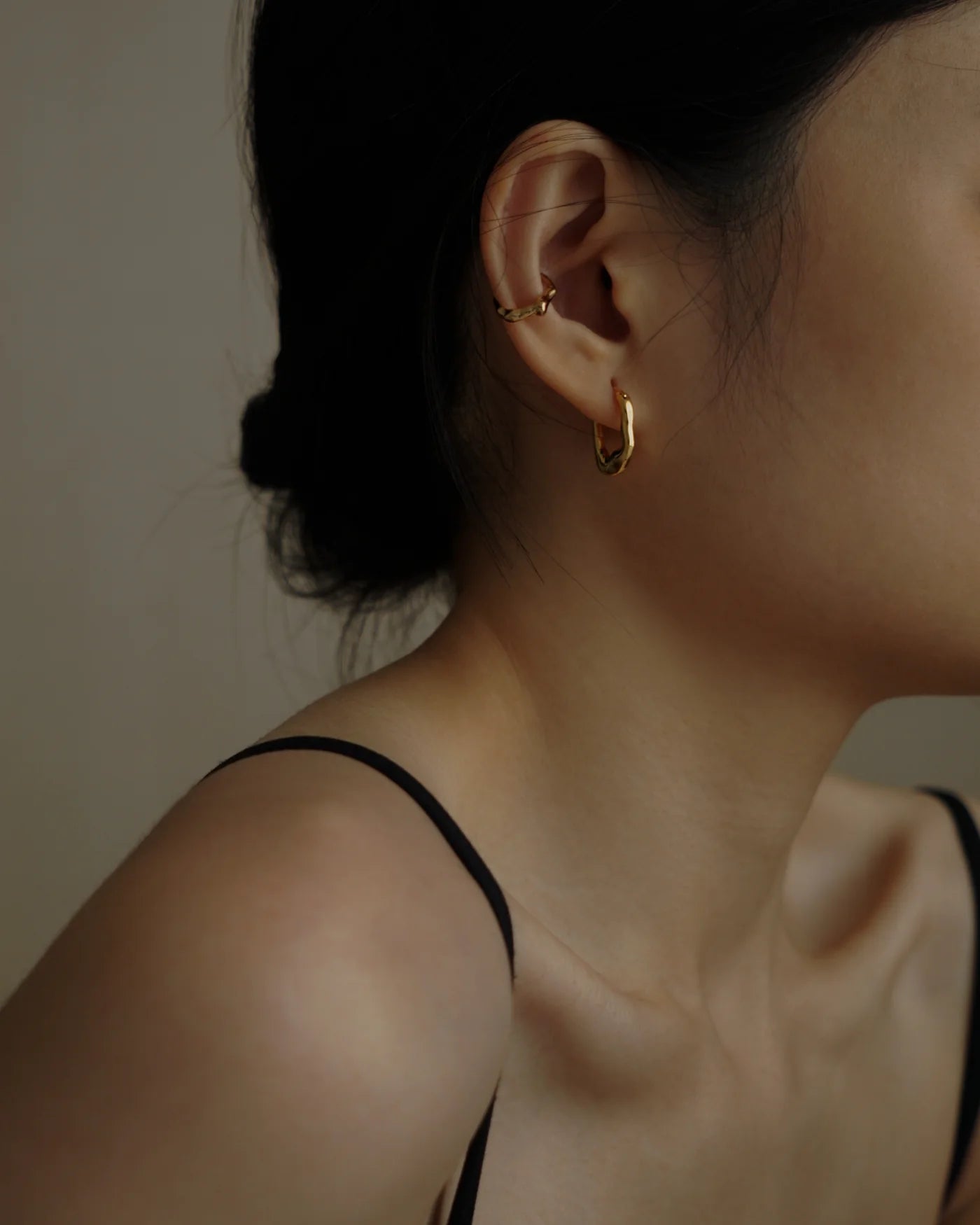 UNA銀色扁平不規則環形耳環