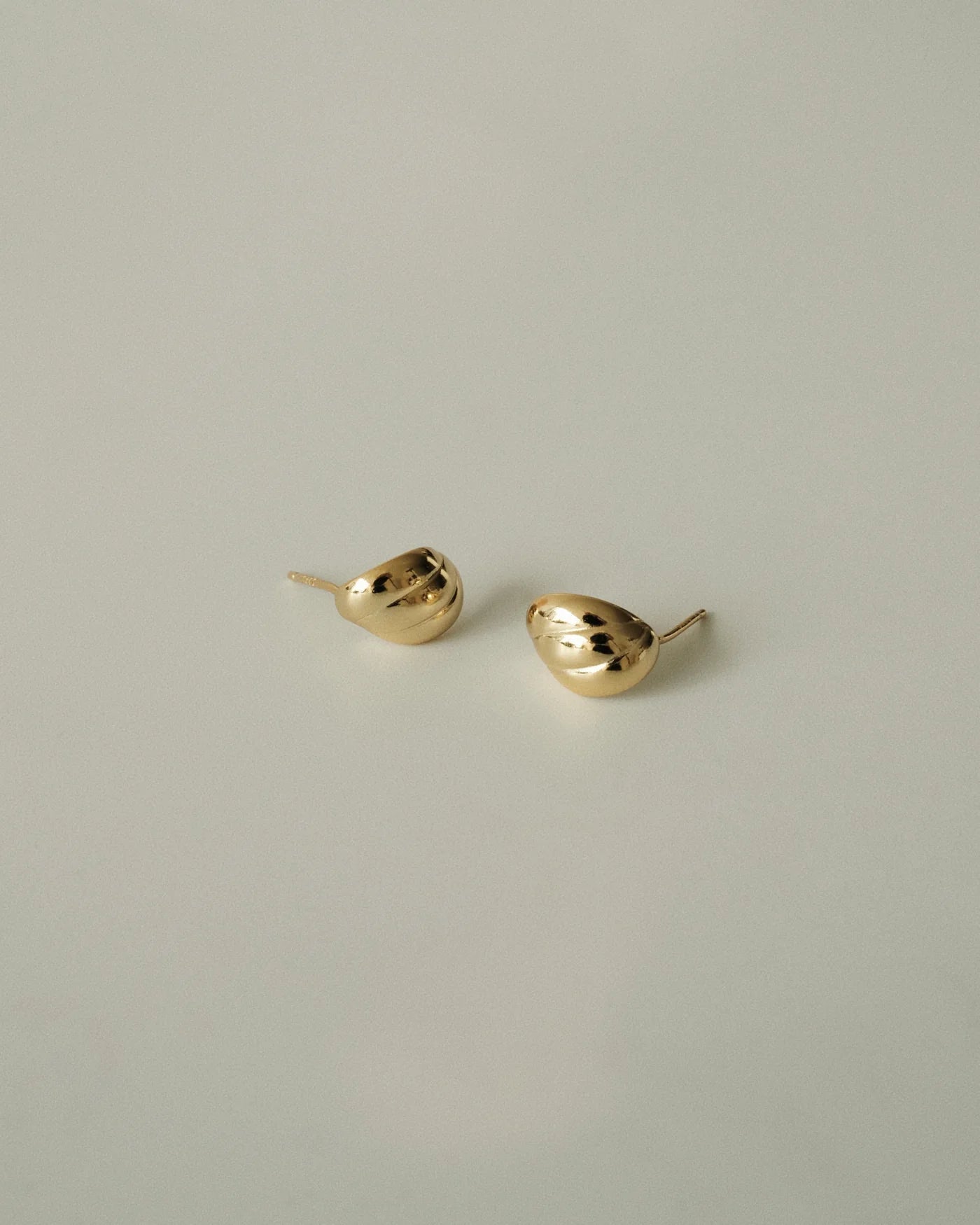 QUILE金色弧形貝殼耳環