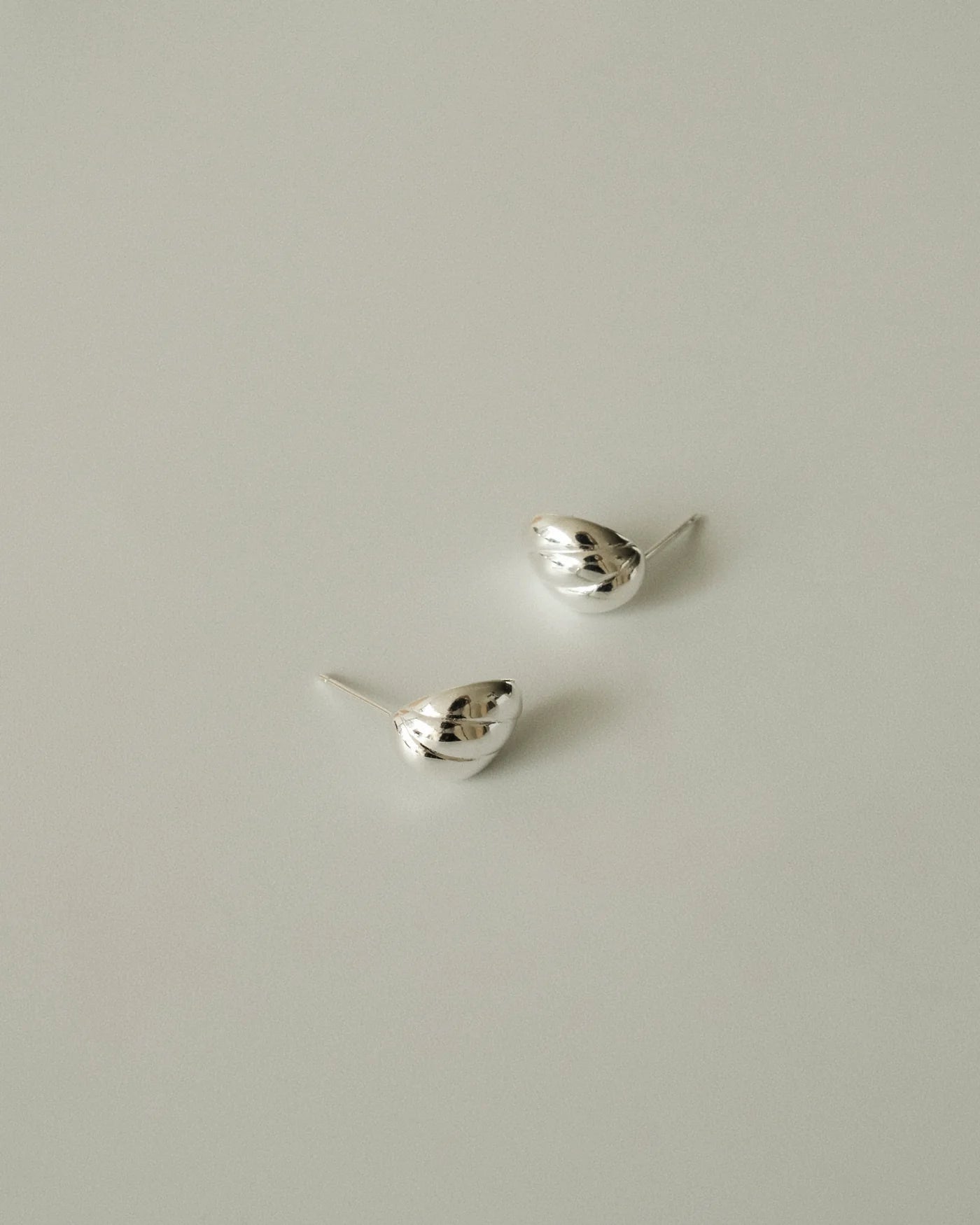 QUILE銀色弧形貝殼耳環