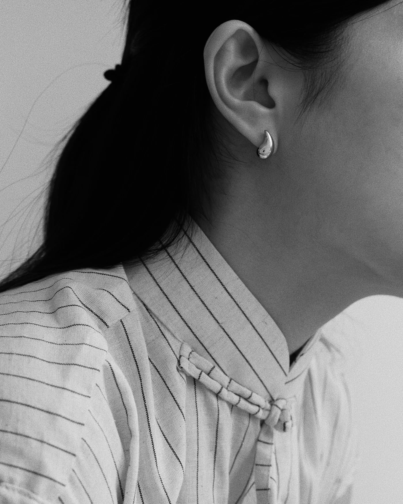 BOTTEGA銀色中型耳釘