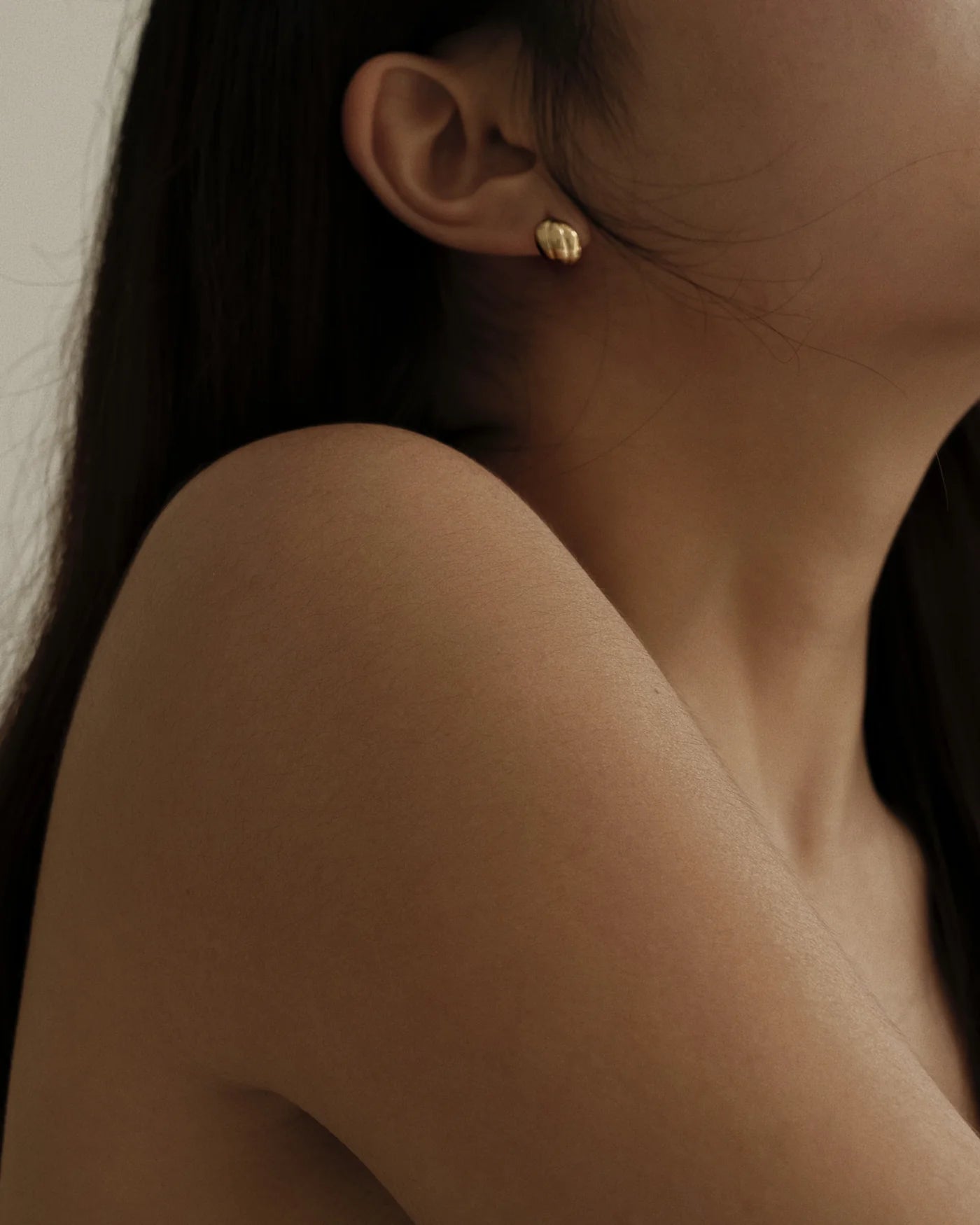 QUILE金色弧形貝殼耳環