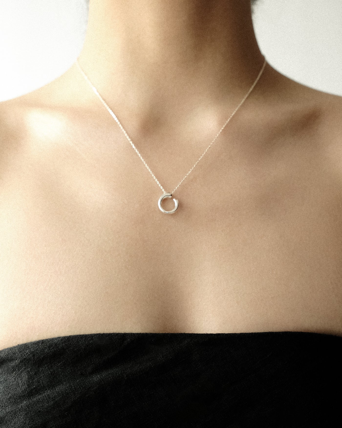 NOHEMI銀色C型吊墜項鍊