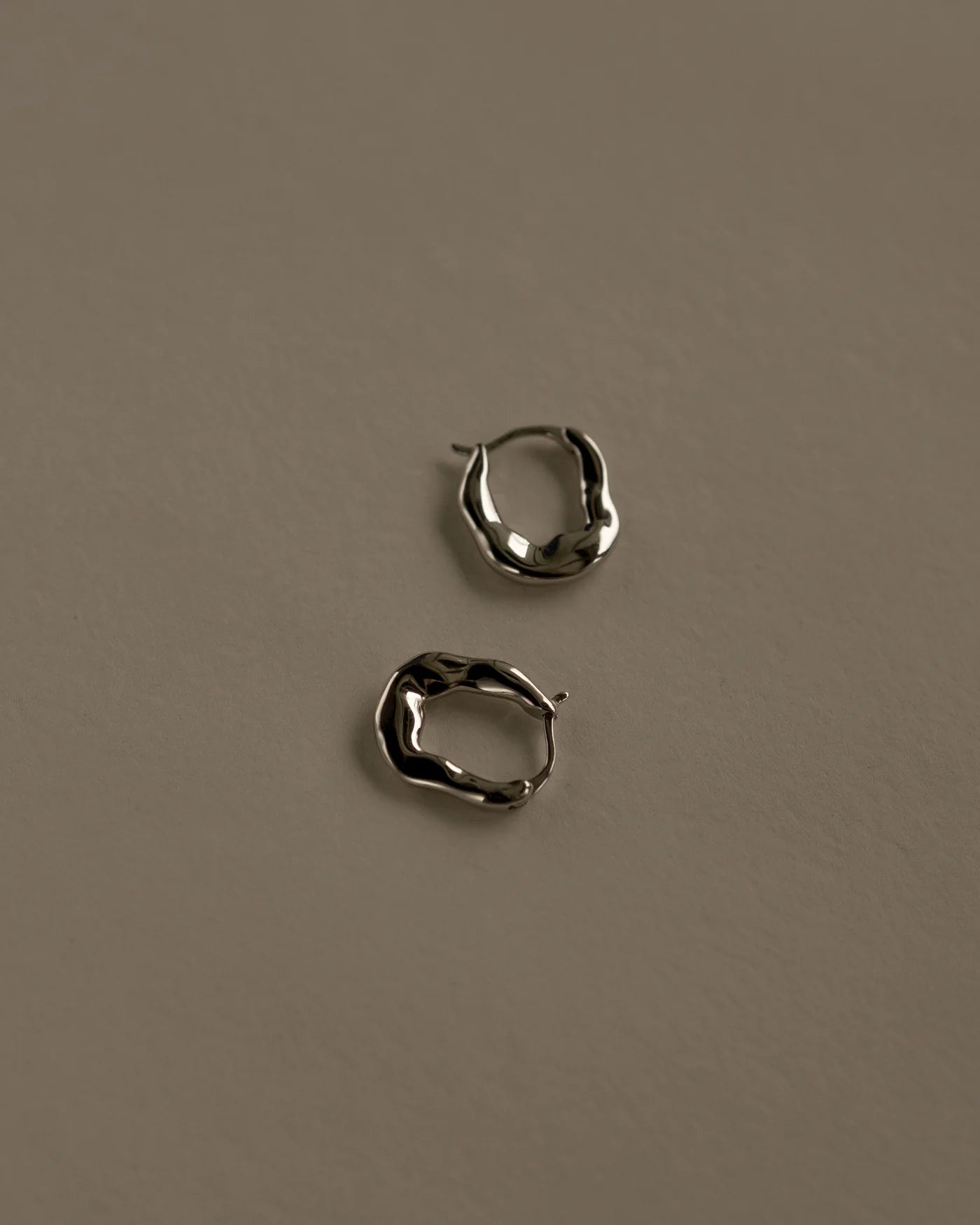 UNA銀色扁平不規則環形耳環