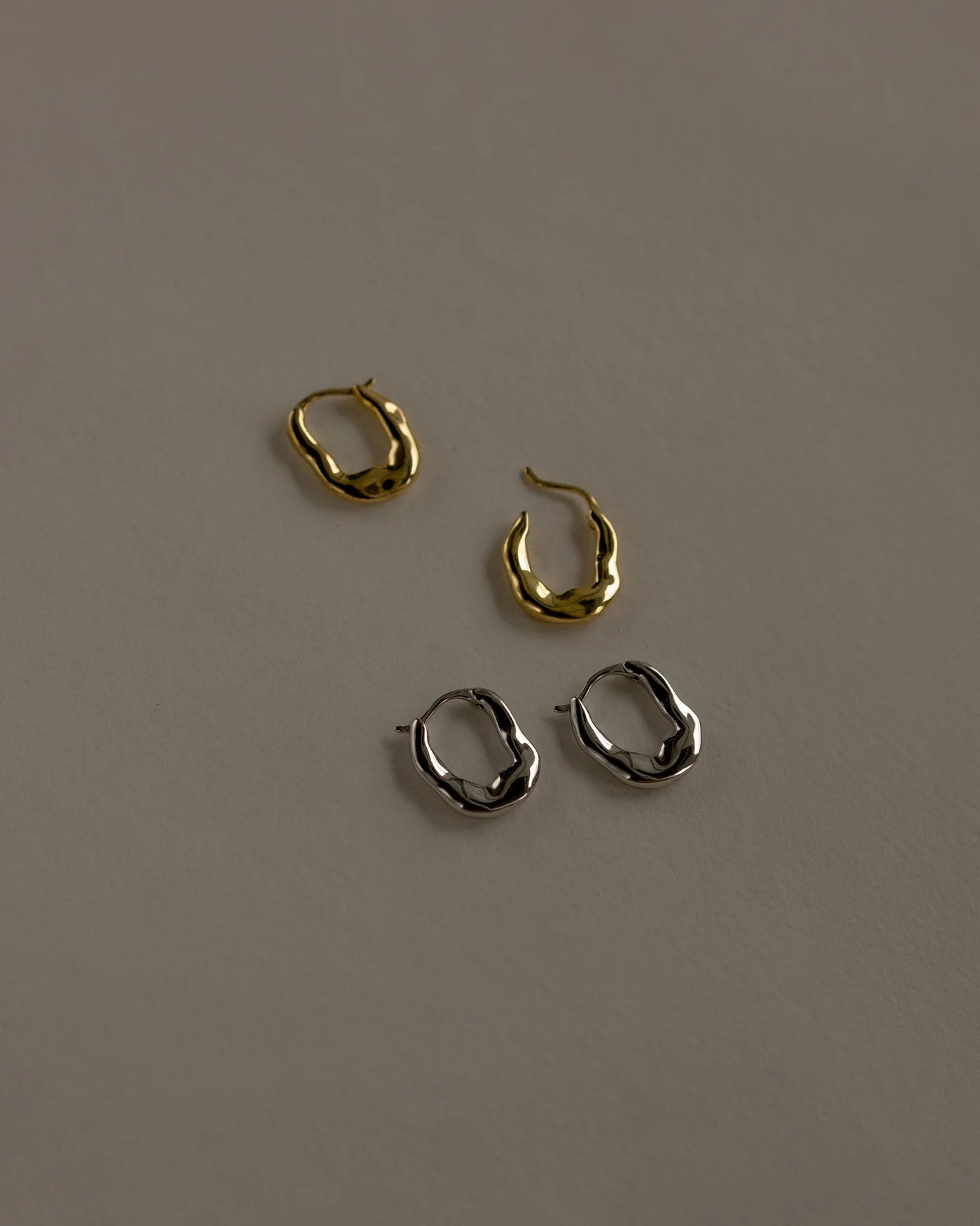 UNA銀色扁平不規則環形耳環