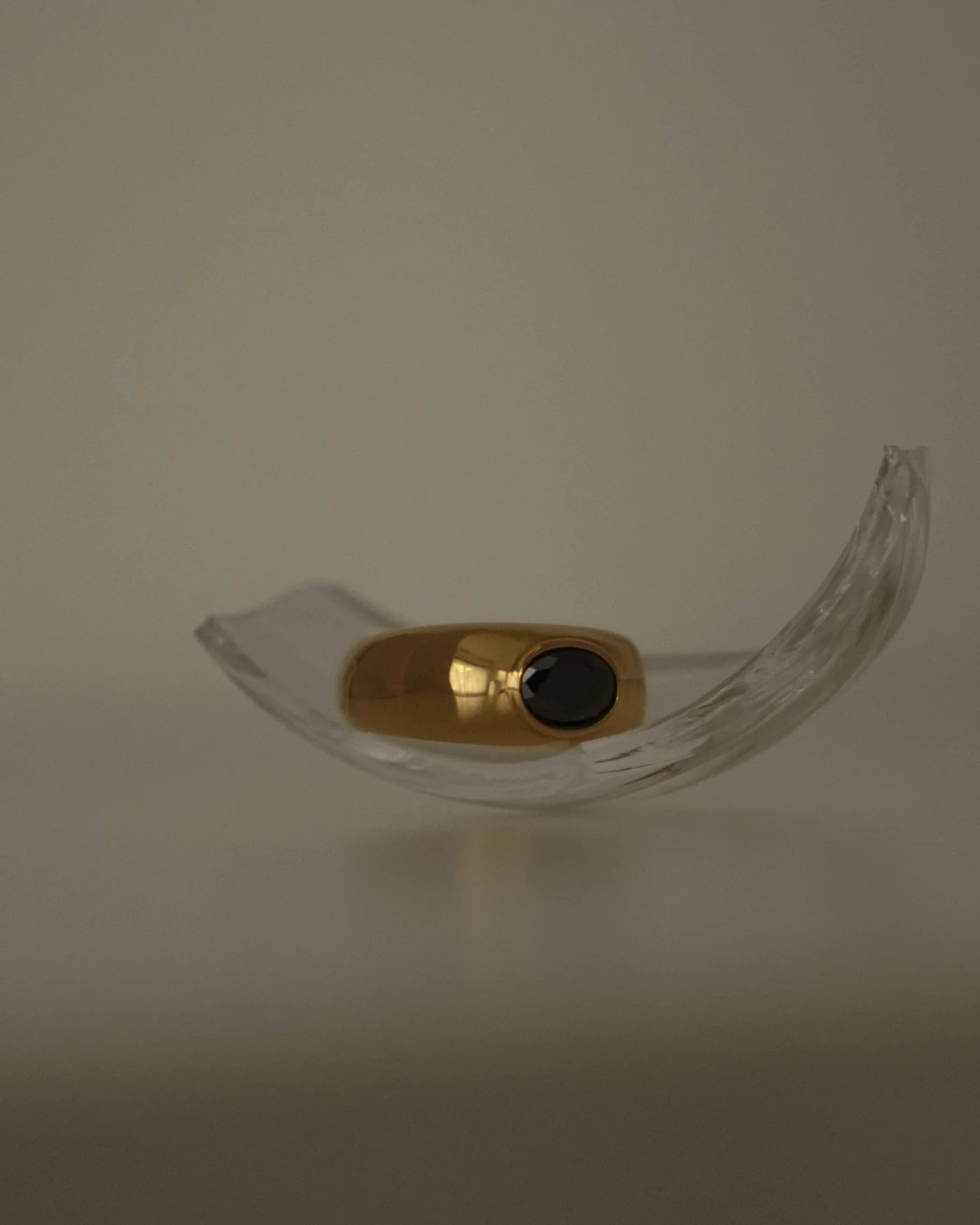 NADJA金色黑鑽圓頂戒指